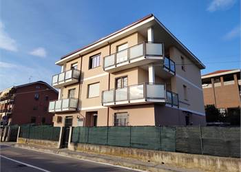 TRILOCALE RISTRUTTURATO CON GIARDINO